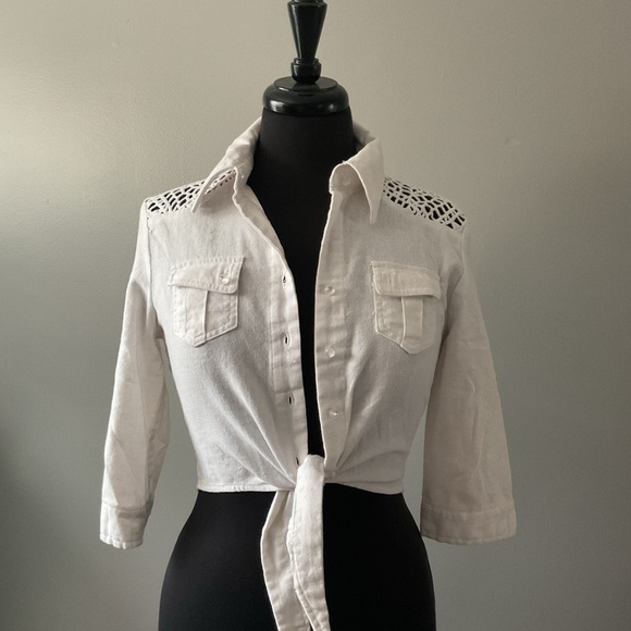 White Button-Up crop top Shirt with Lace Detail - Picture 2 of 4